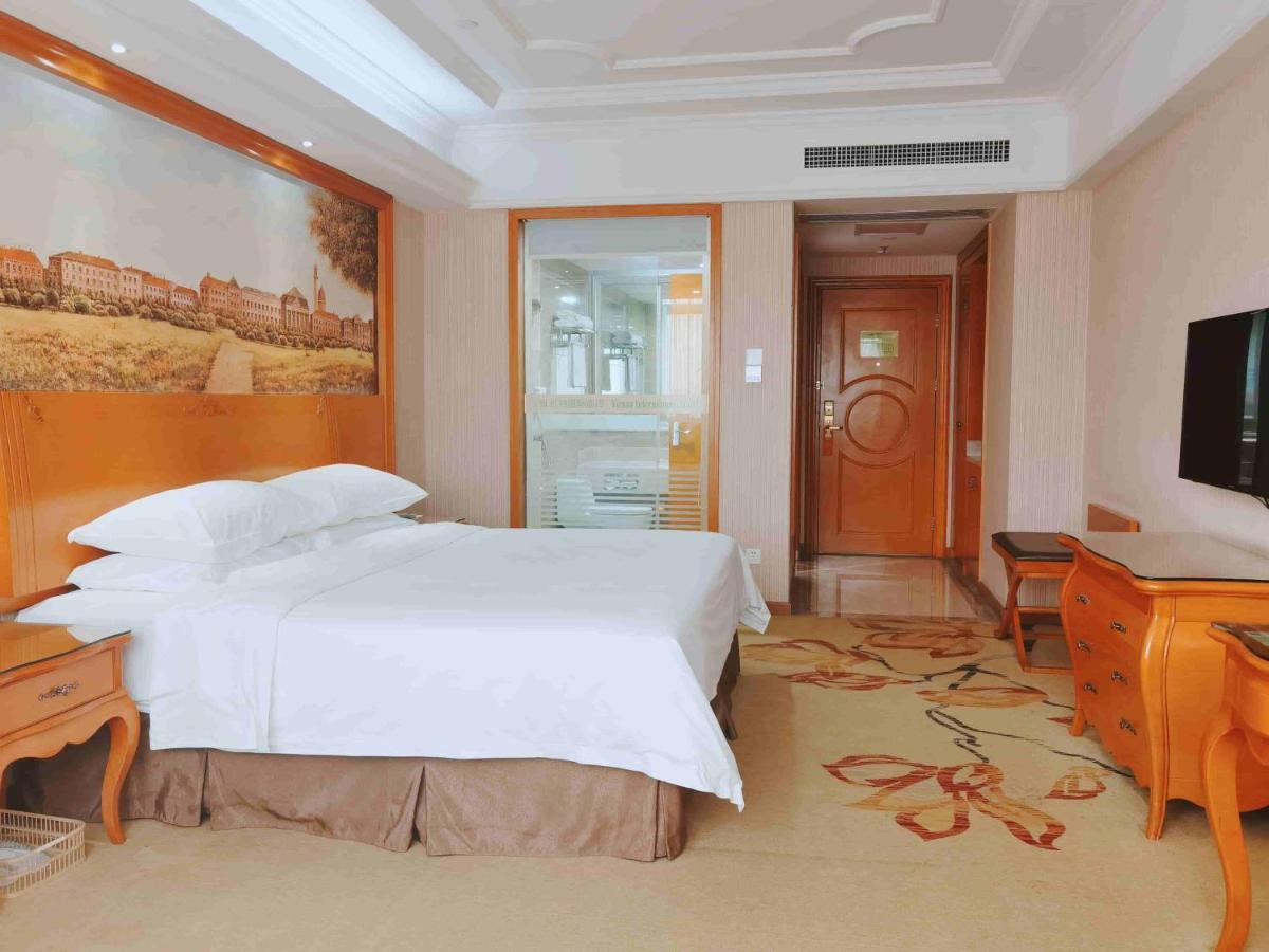 Vienna International Hotel Guigang Hecheng Road מראה חיצוני תמונה