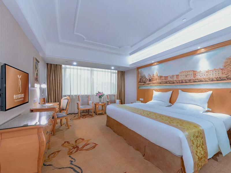 Vienna International Hotel Guigang Hecheng Road מראה חיצוני תמונה